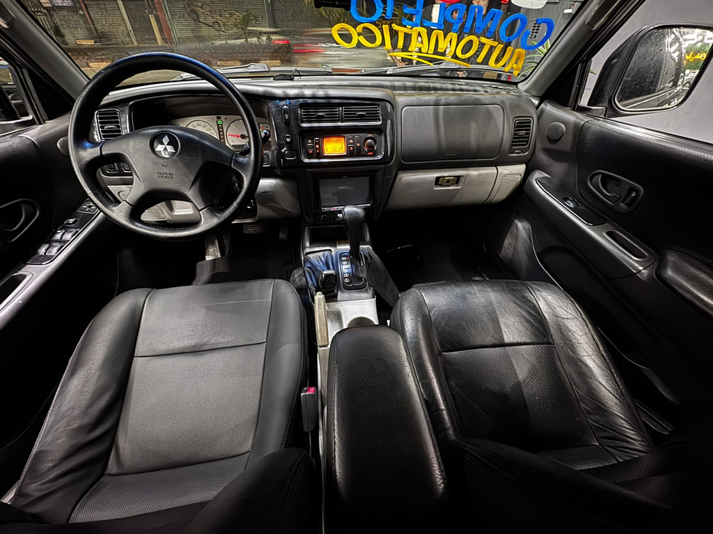 Mitsubishi Pajero Sport Preto