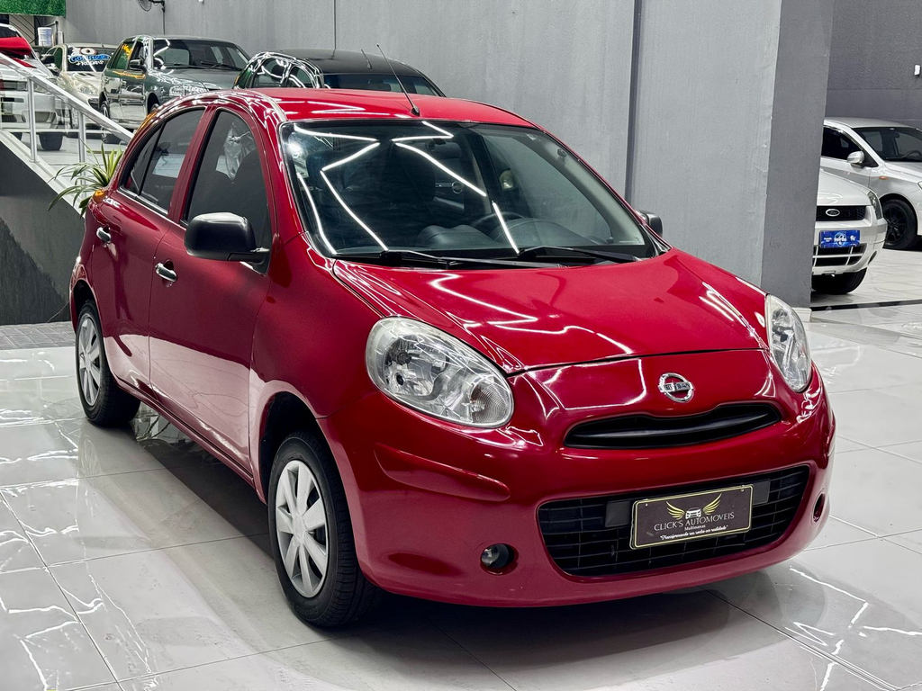 Nissan March Vermelho