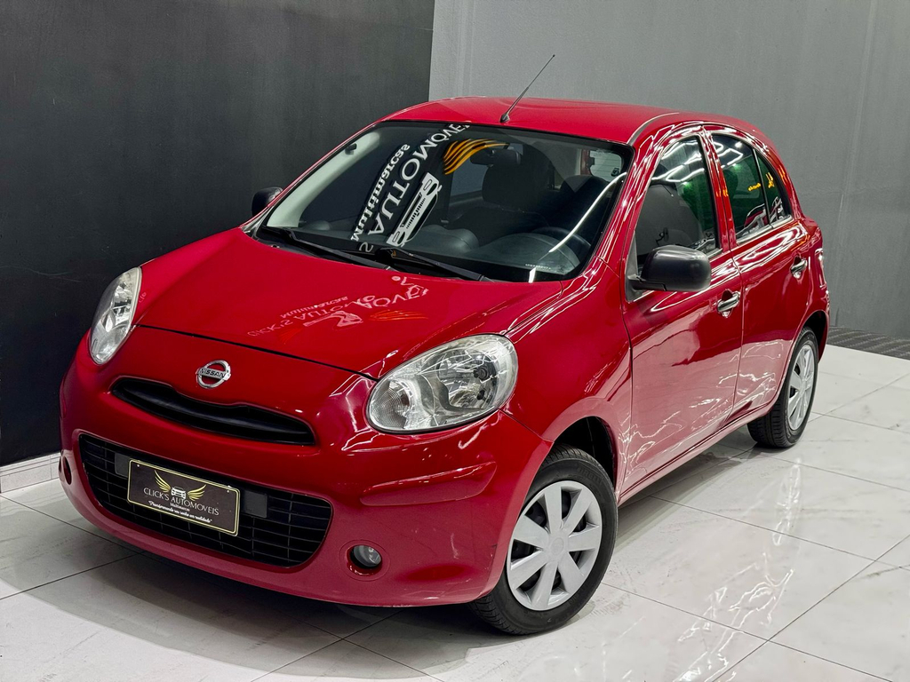 Nissan March Vermelho