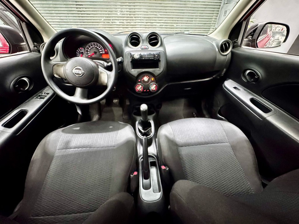 Nissan March Vermelho
