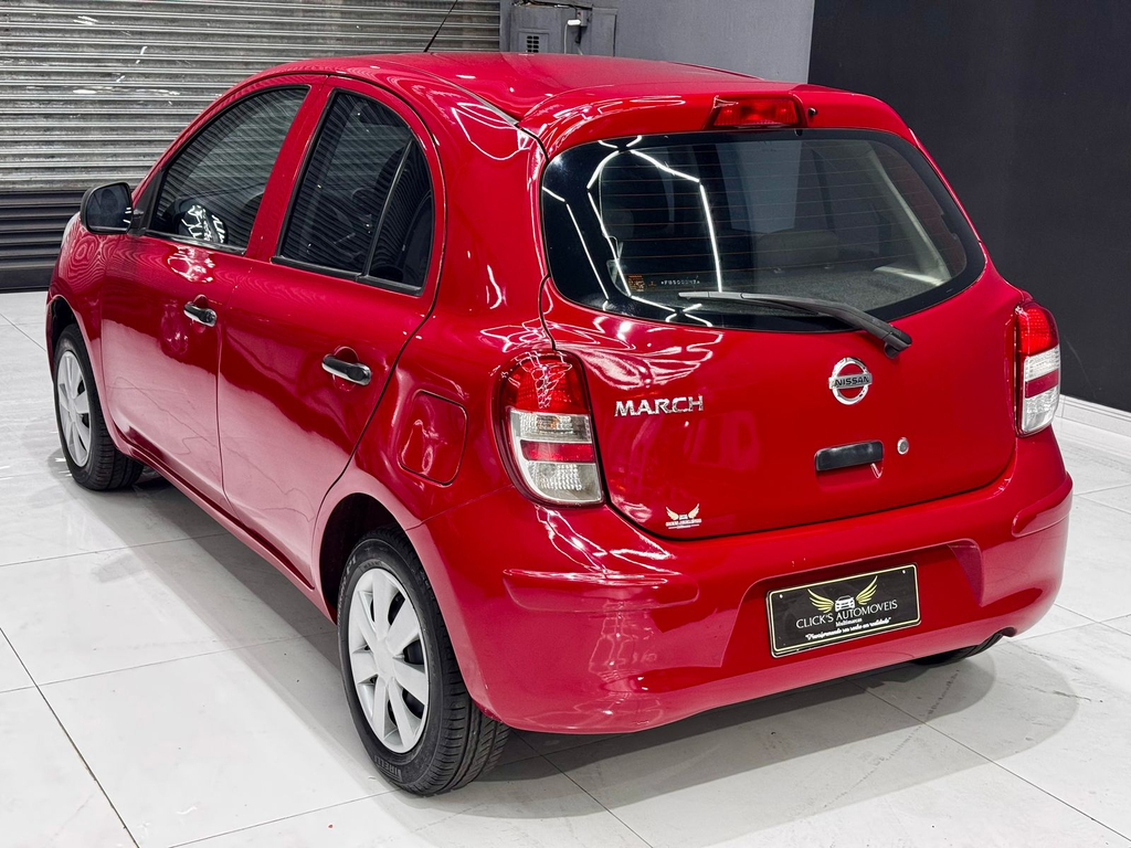 Nissan March Vermelho