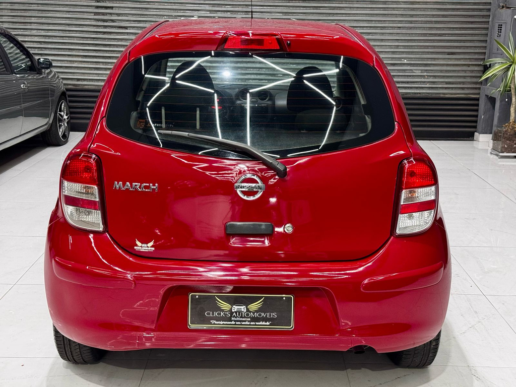 Nissan March Vermelho