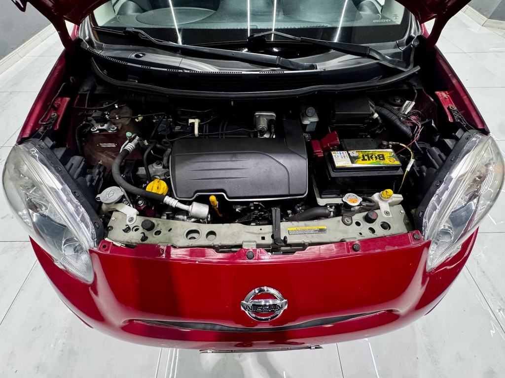 Nissan March Vermelho