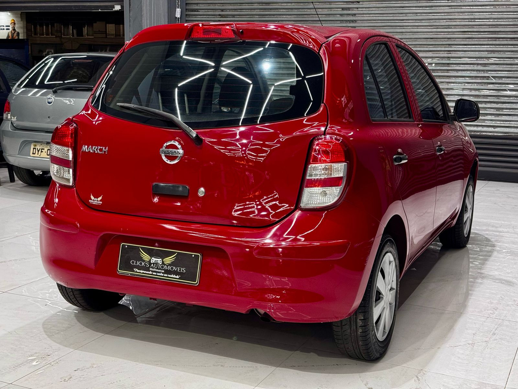 Nissan March Vermelho