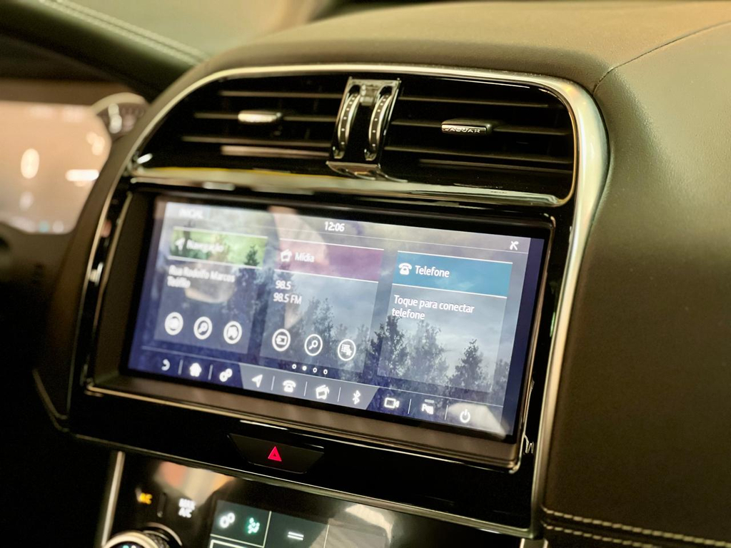 Jaguar XE Preto