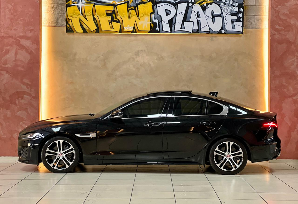 Jaguar XE Preto