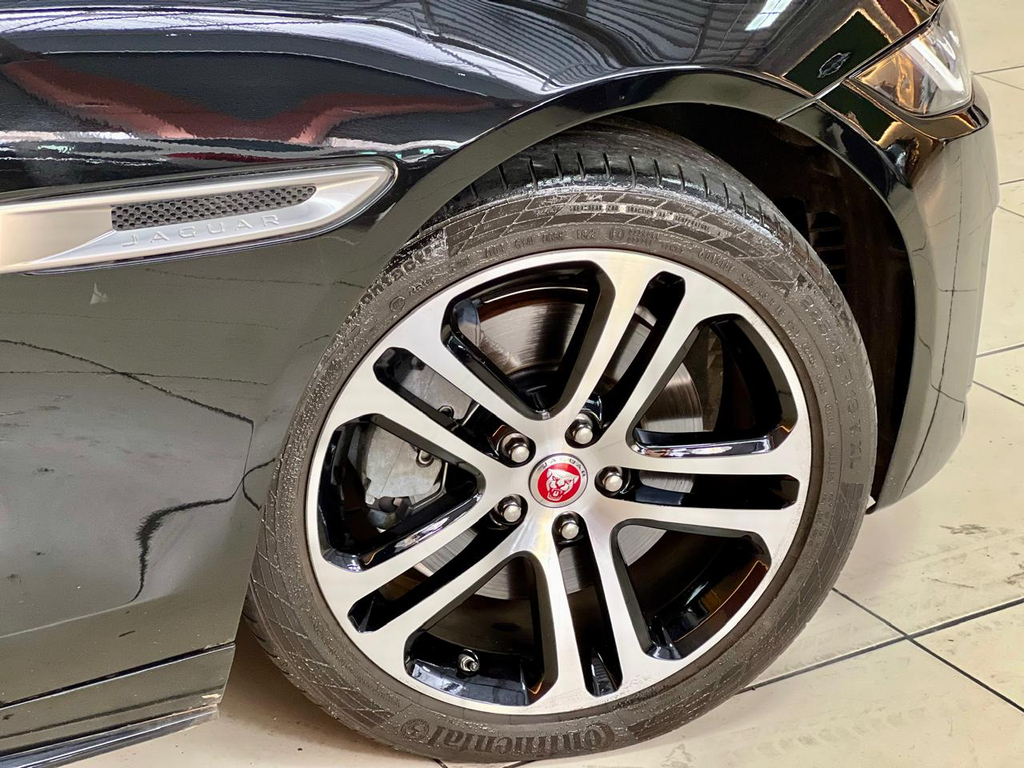 Jaguar XE Preto