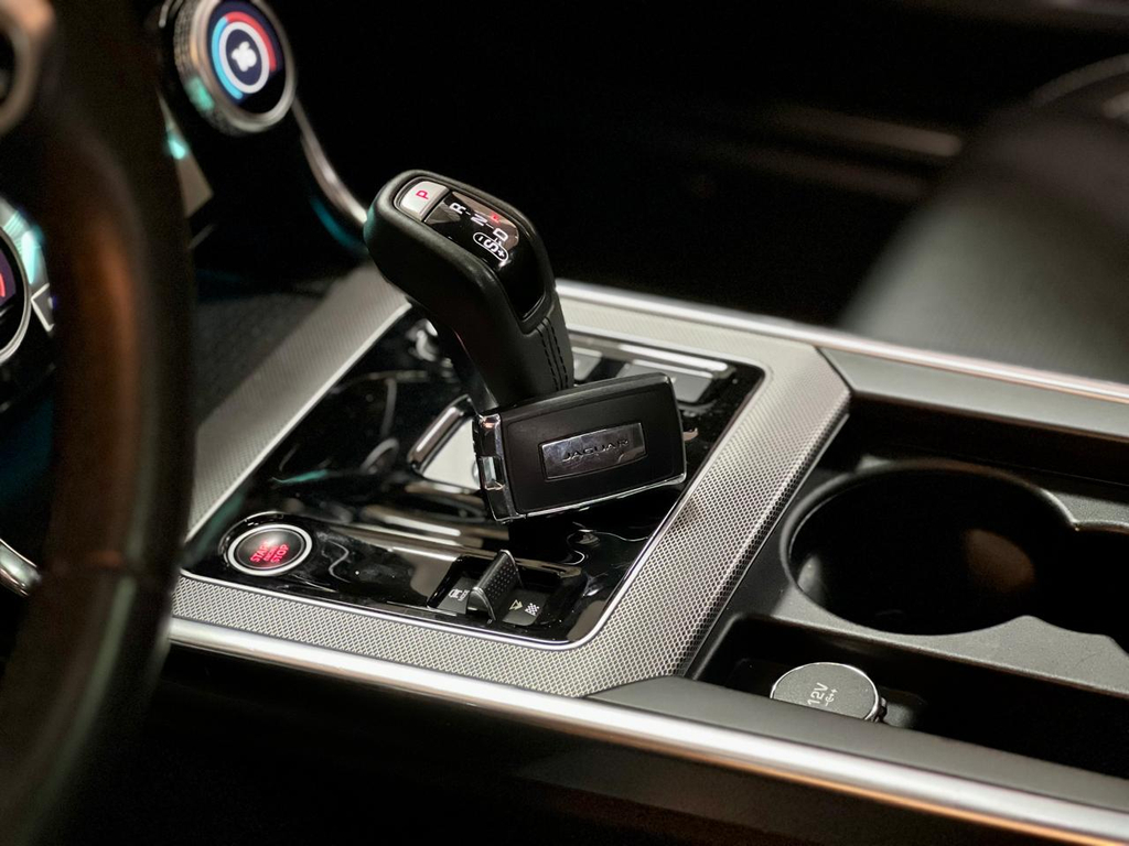 Jaguar XE Preto