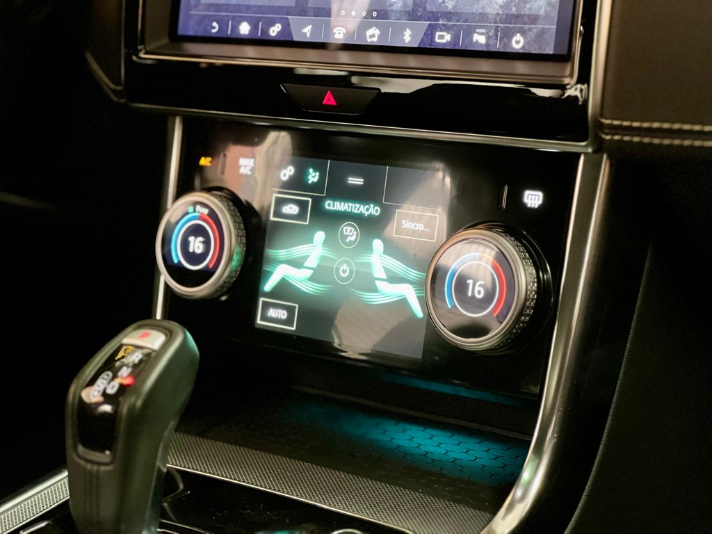 Jaguar XE Preto