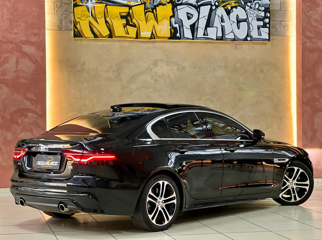 Jaguar XE Preto