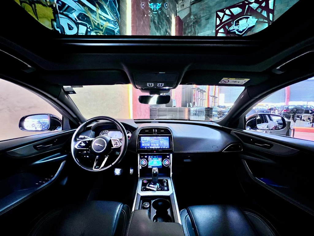Jaguar XE Preto