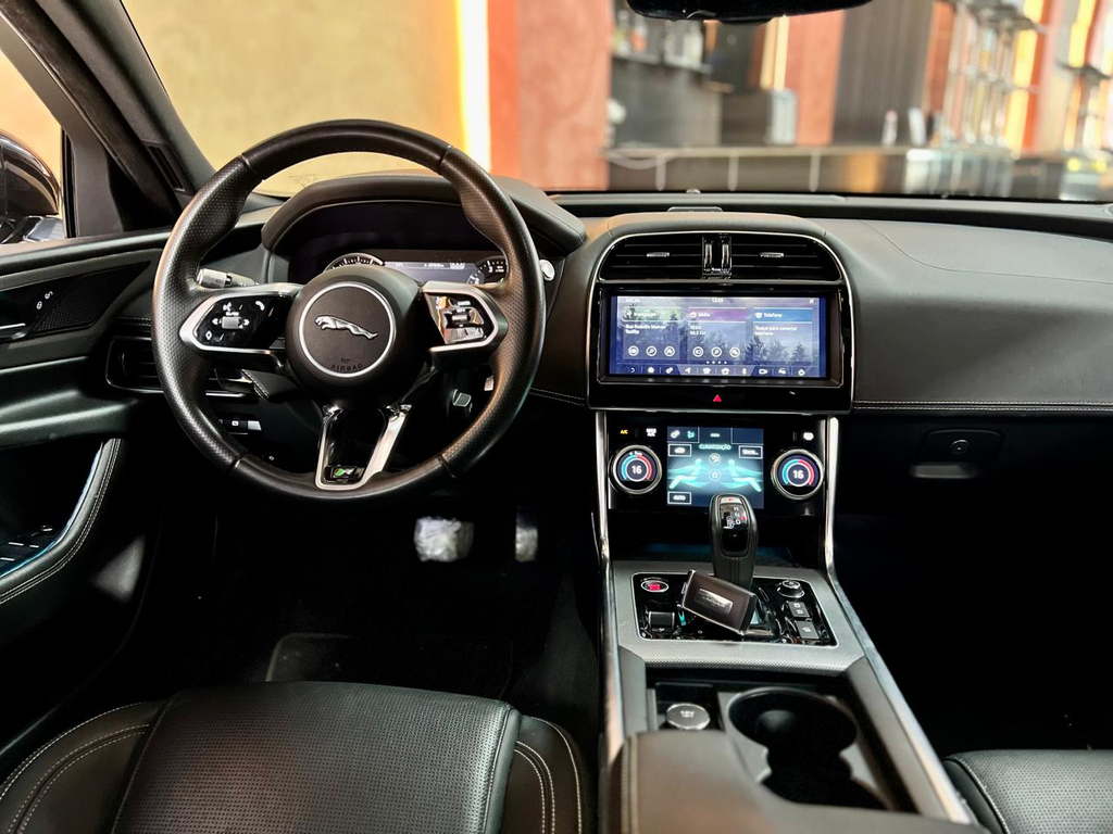 Jaguar XE Preto