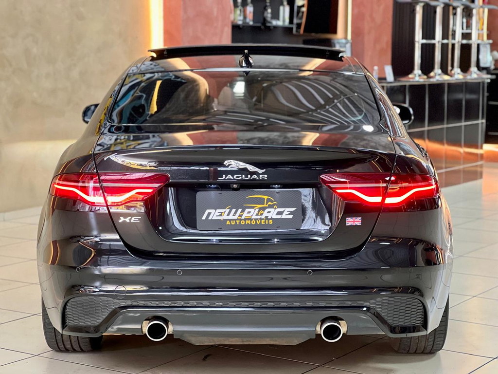 Jaguar XE Preto