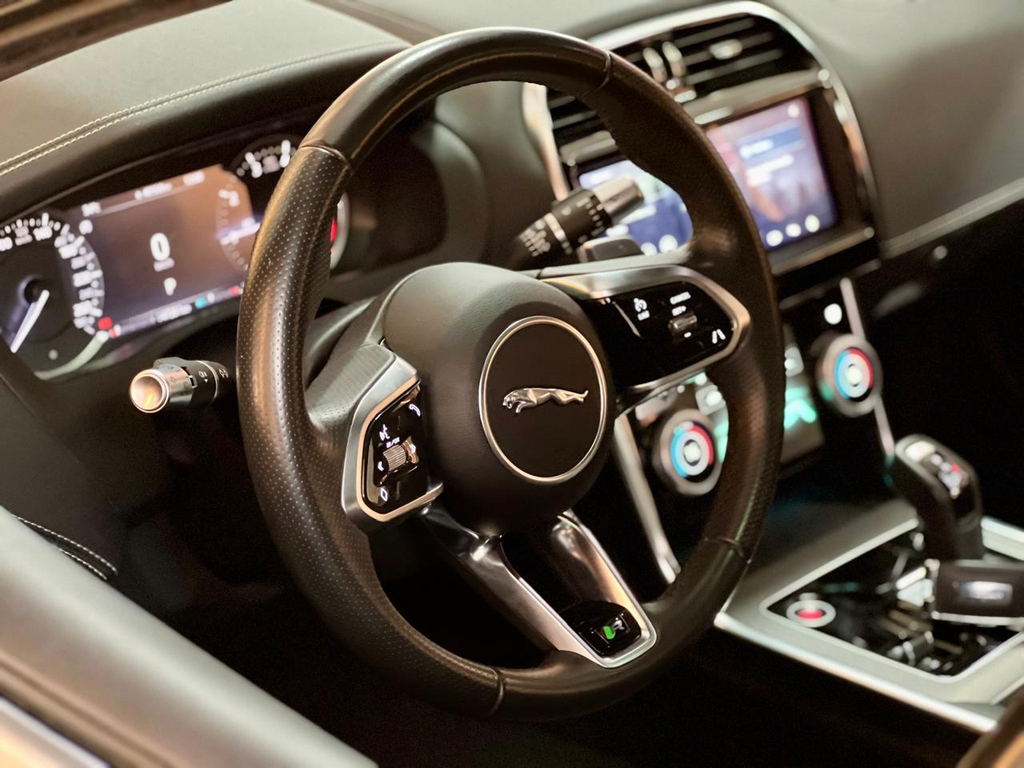Jaguar XE Preto
