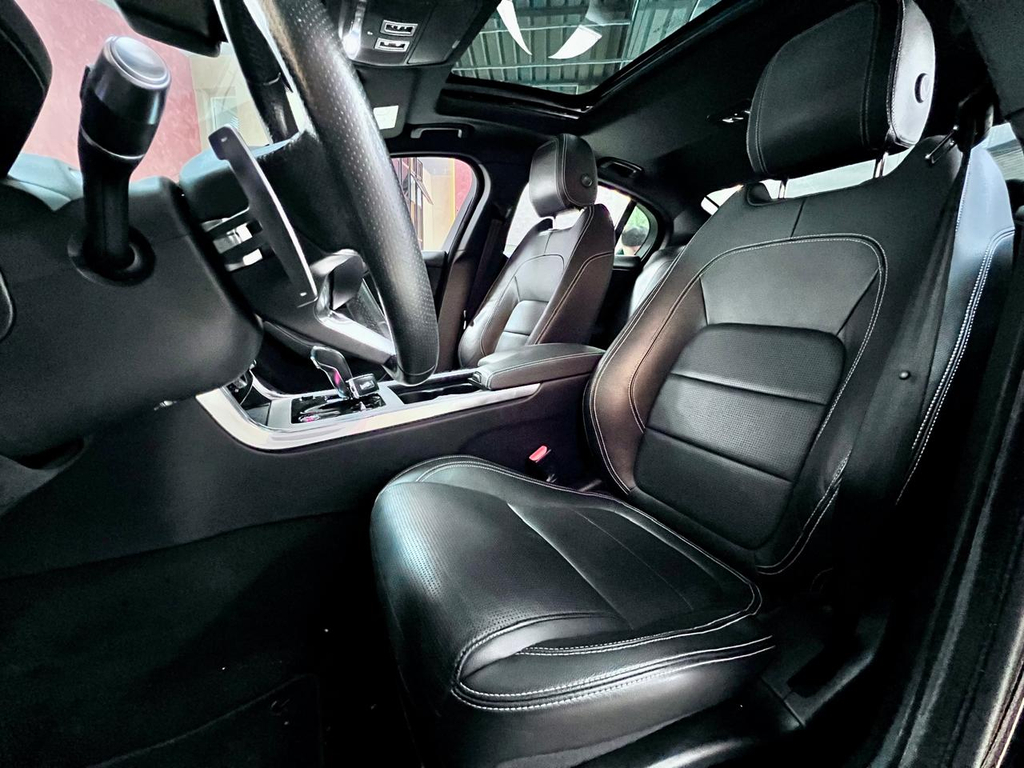 Jaguar XE Preto