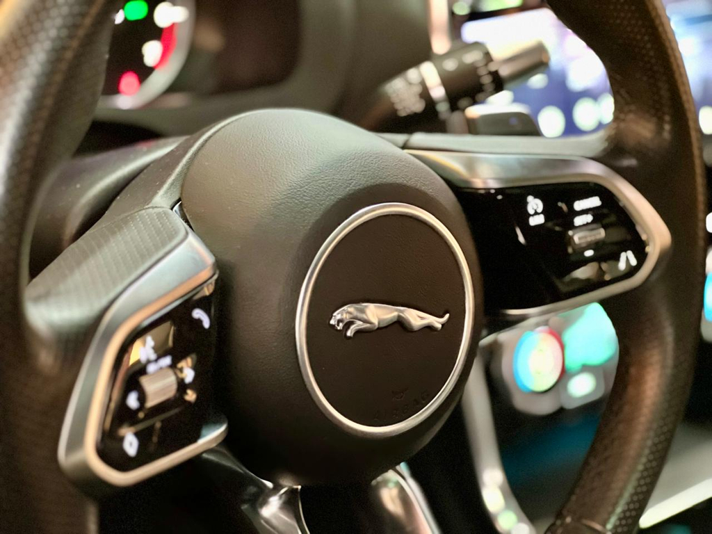 Jaguar XE Preto