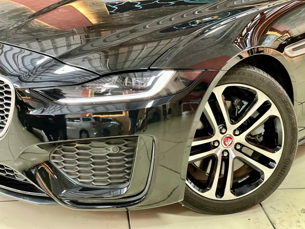 Jaguar XE Preto