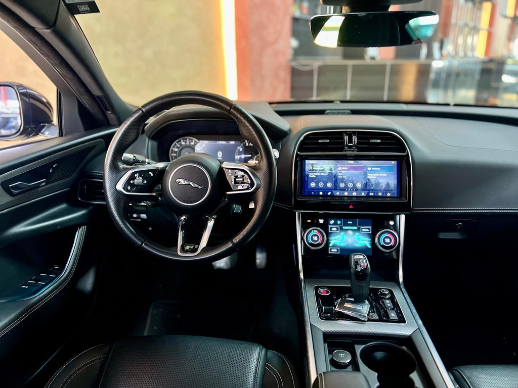 Jaguar XE Preto