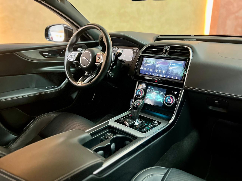 Jaguar XE Preto