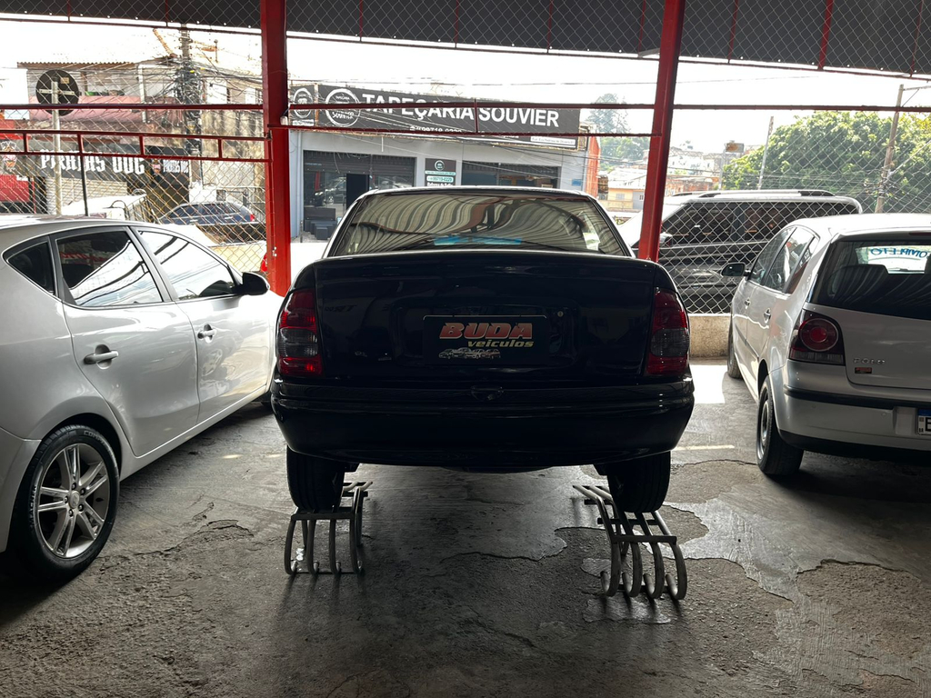 Chevrolet Classic Preto