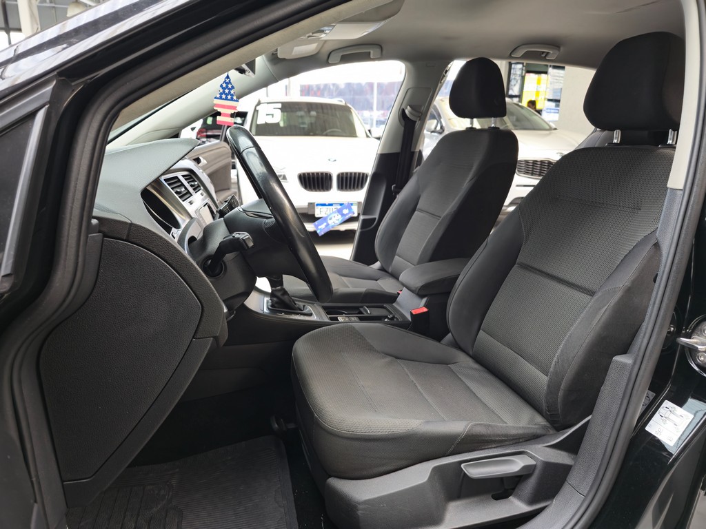 Volkswagen Golf Preto