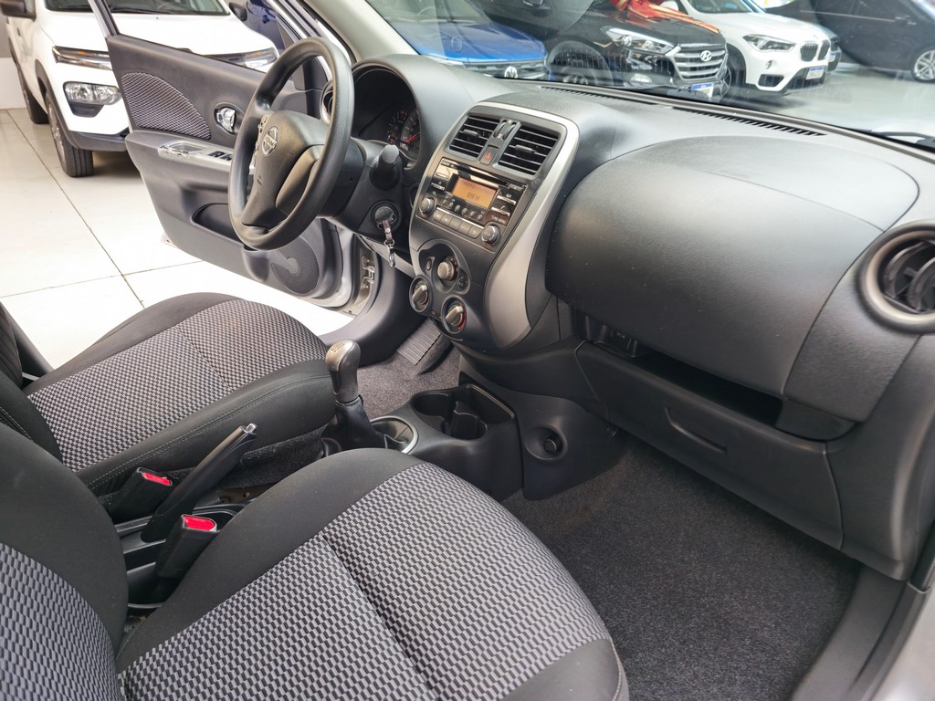 Nissan March Prata