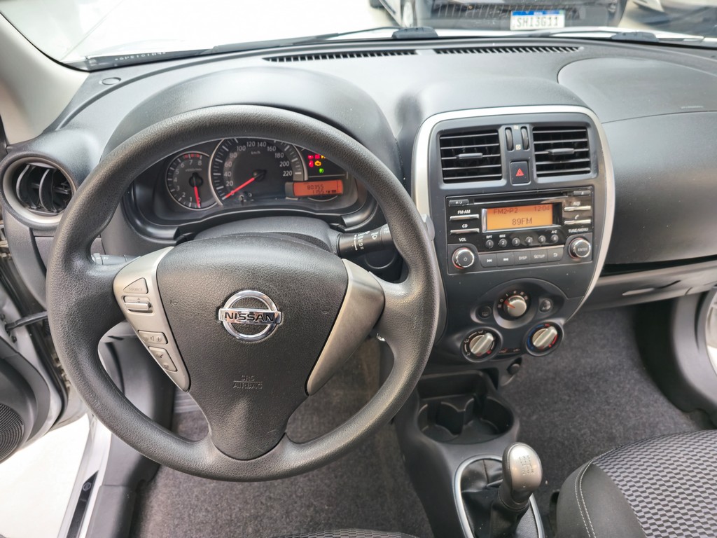 Nissan March Prata