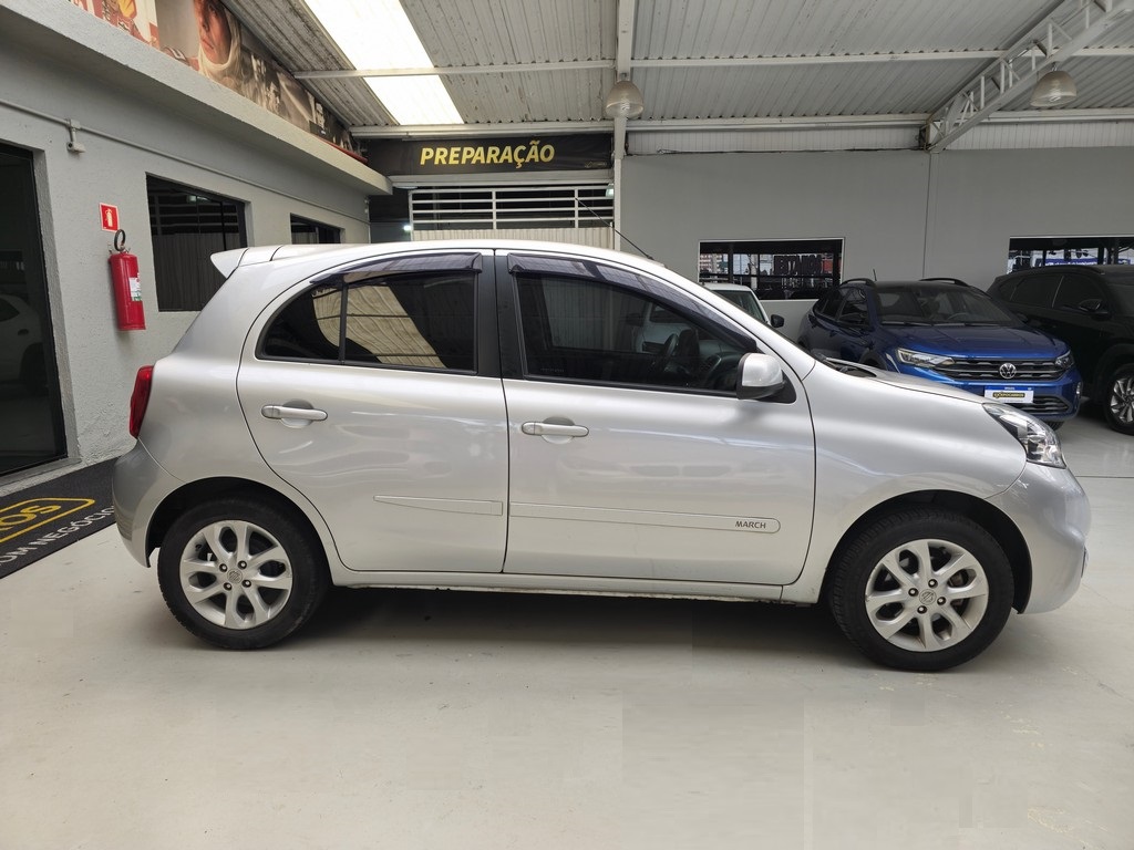 Nissan March Prata