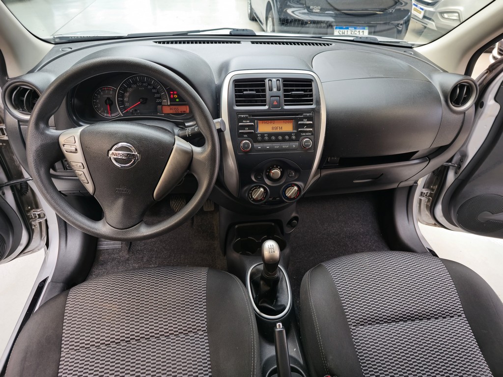 Nissan March Prata