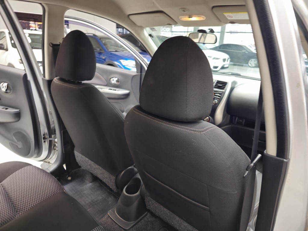 Nissan March Prata