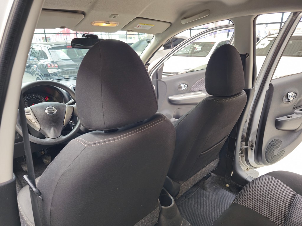 Nissan March Prata