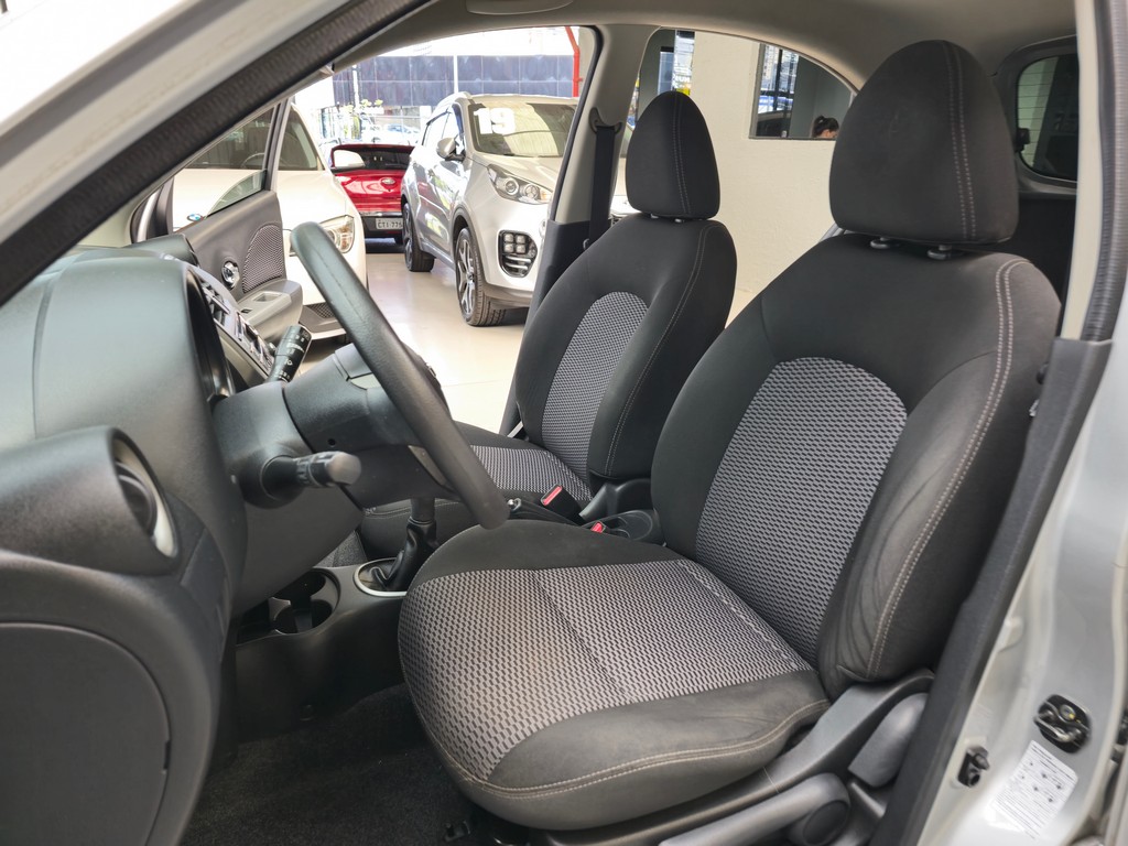 Nissan March Prata