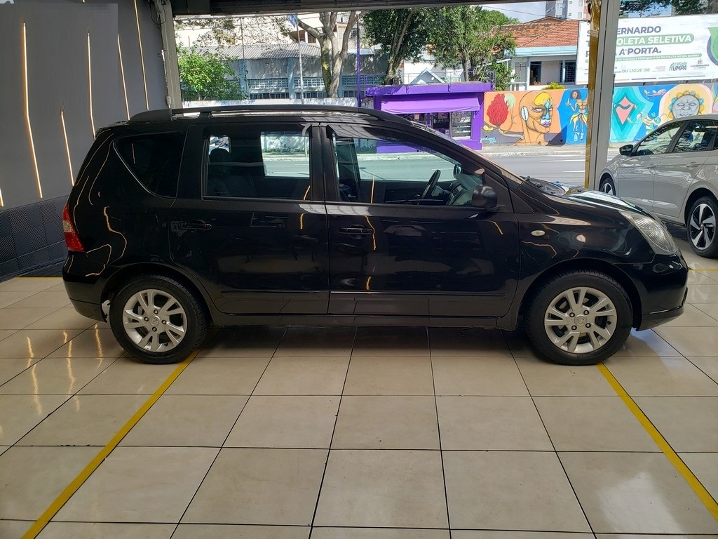 Nissan Livina Preto