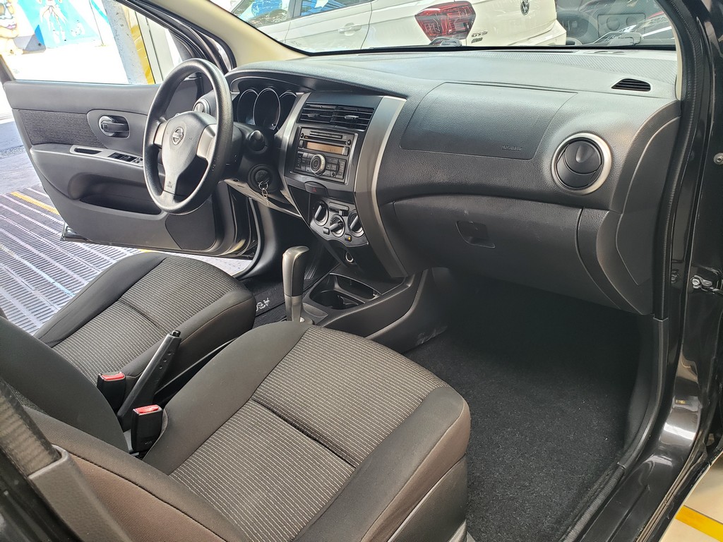 Nissan Livina Preto