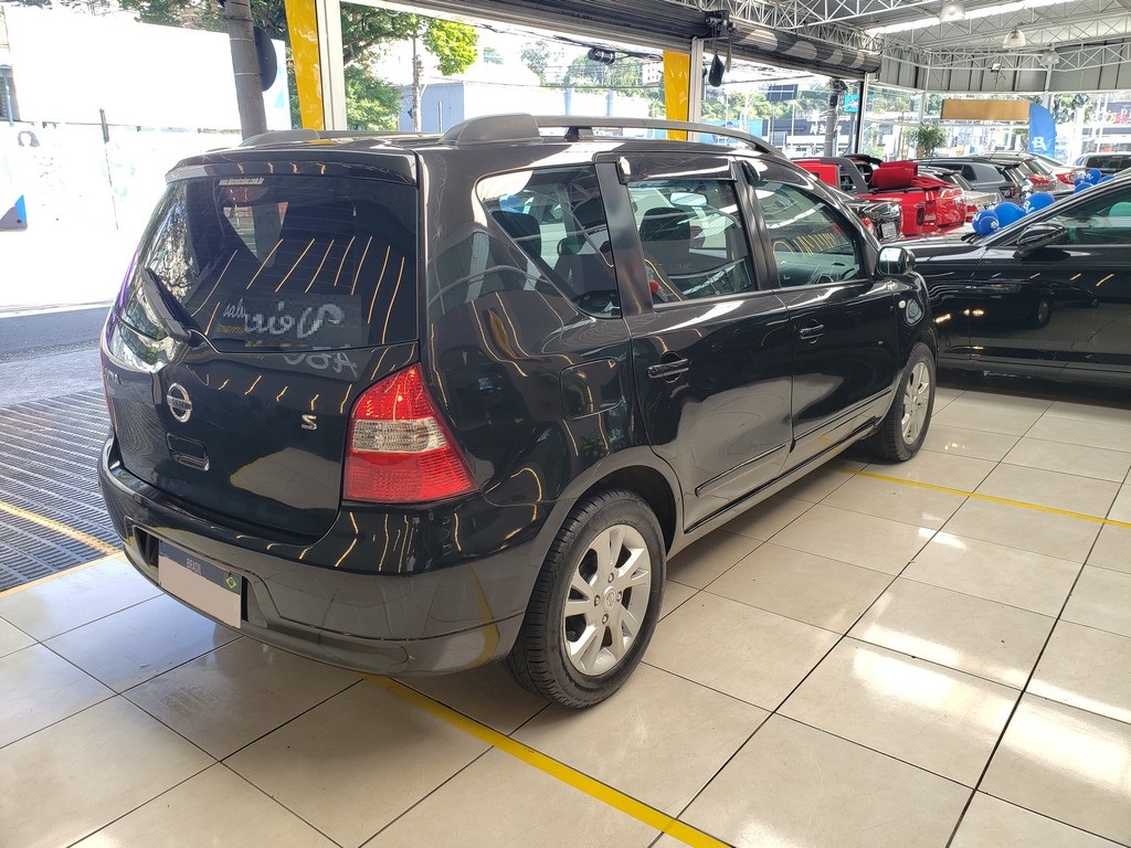 Nissan Livina Preto