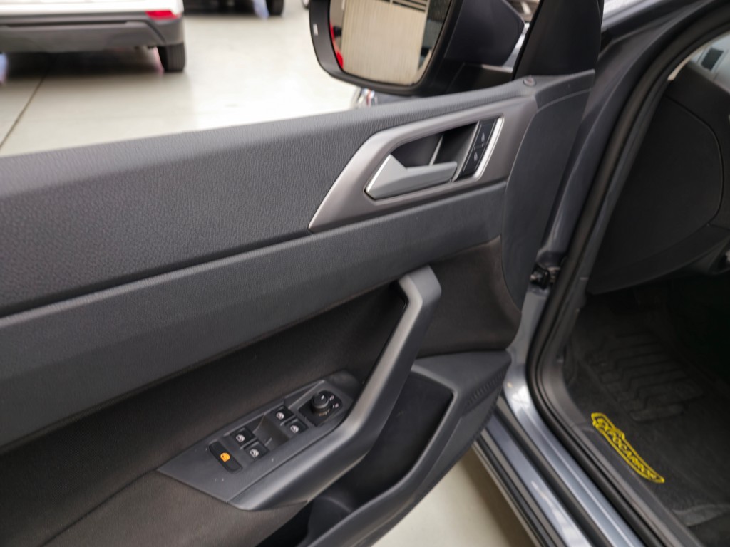 Volkswagen Nivus Cinza