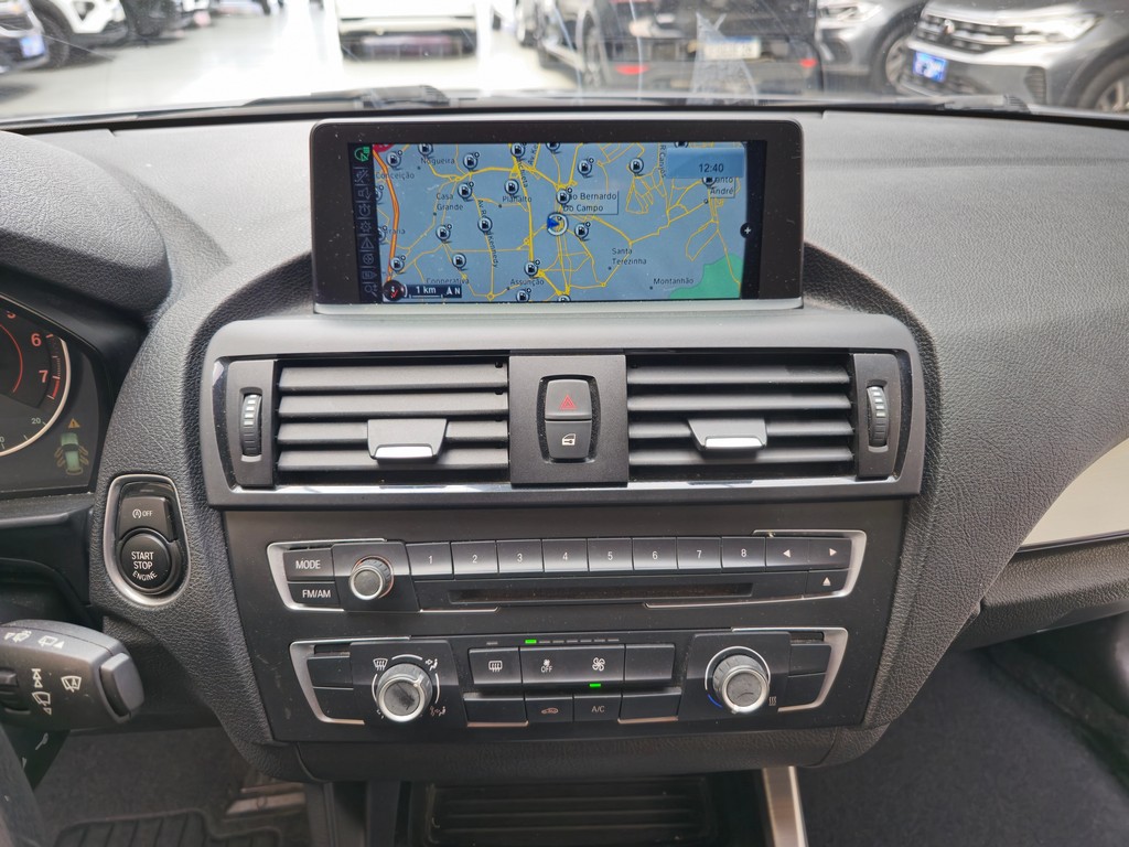 BMW 118i Cinza