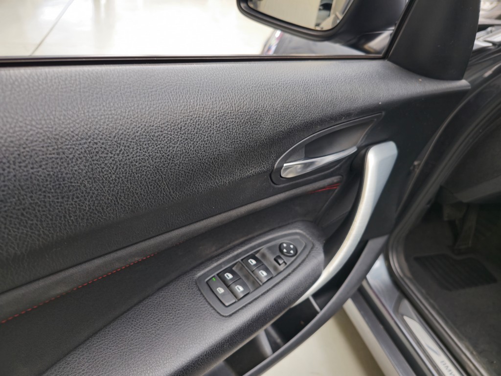 BMW 118i Cinza