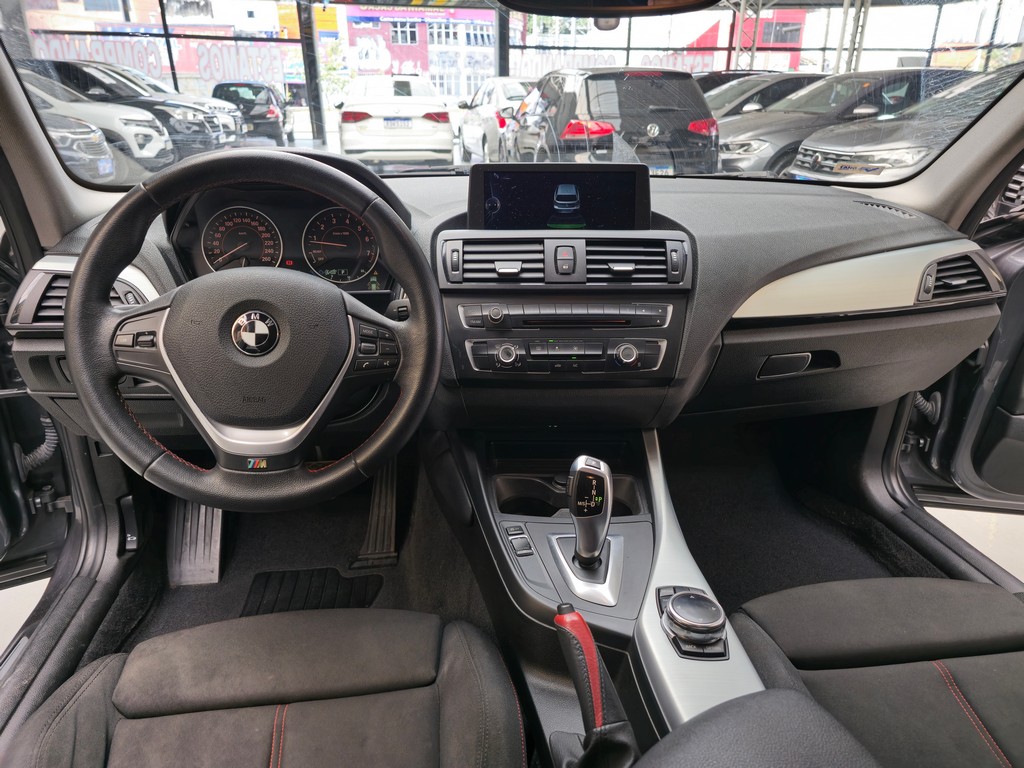 BMW 118i Cinza