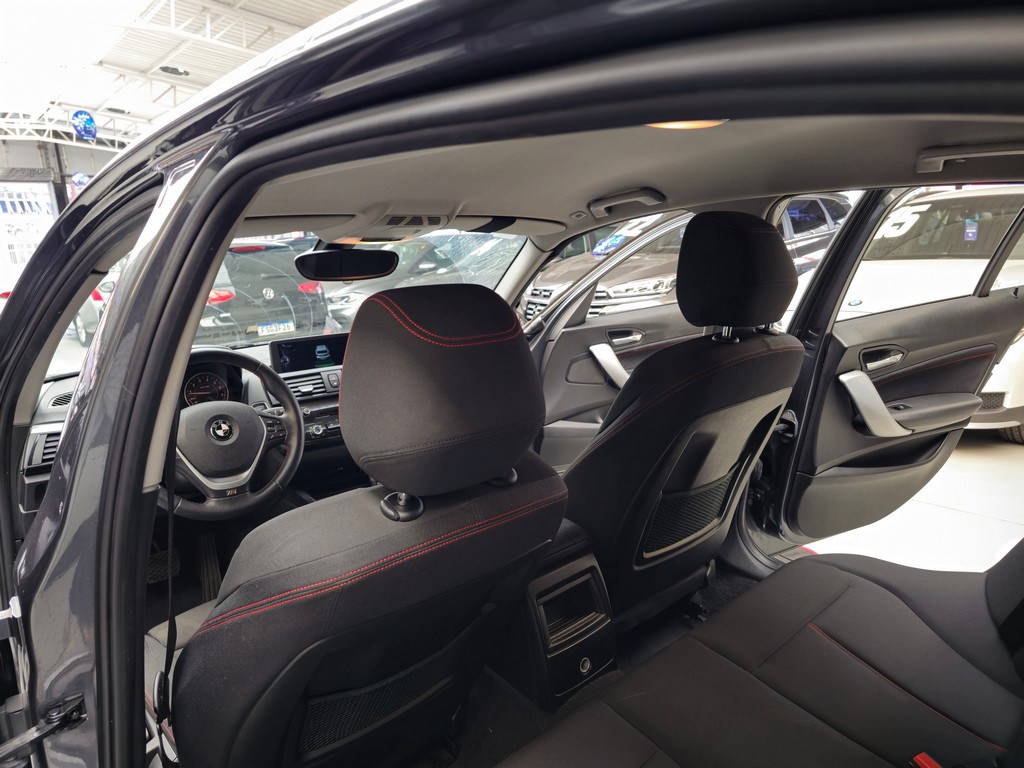 BMW 118i Cinza