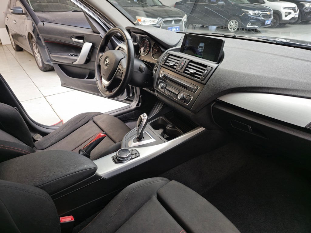 BMW 118i Cinza