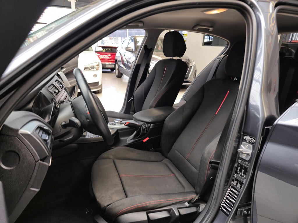 BMW 118i Cinza