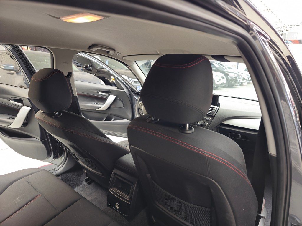 BMW 118i Cinza
