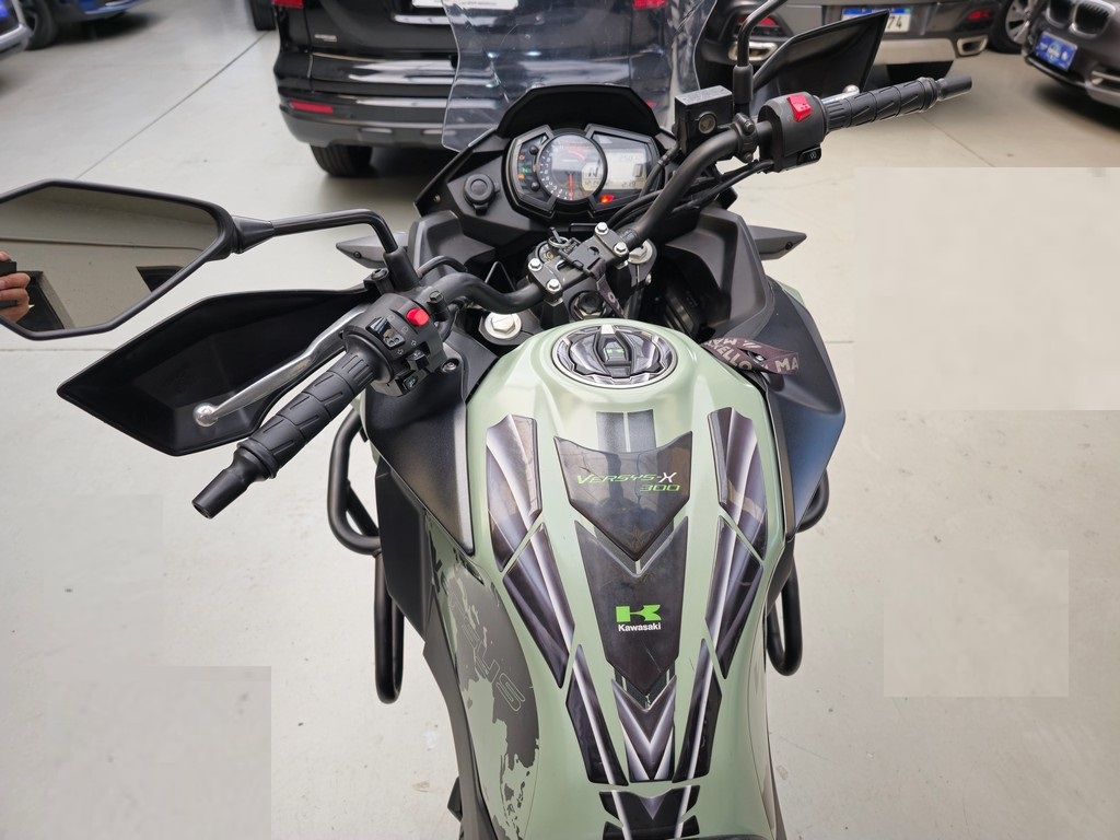 Kawasaki Versys-X Cinza