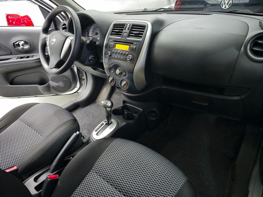 Nissan March Prata