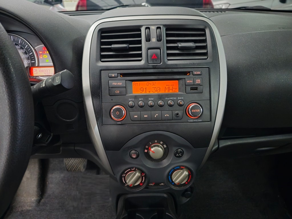 Nissan March Prata