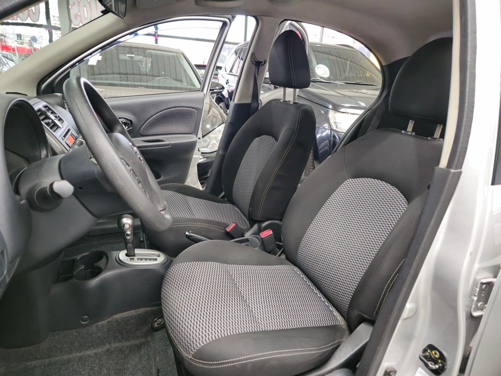 Nissan March Prata