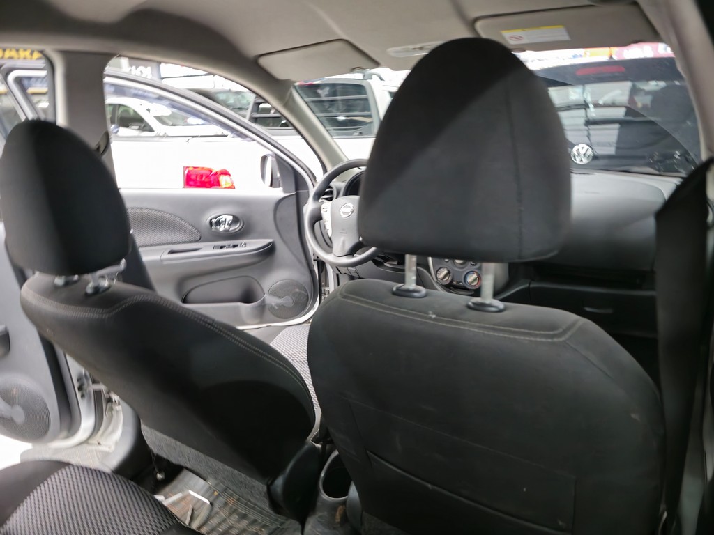 Nissan March Prata
