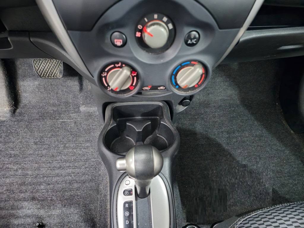Nissan March Prata