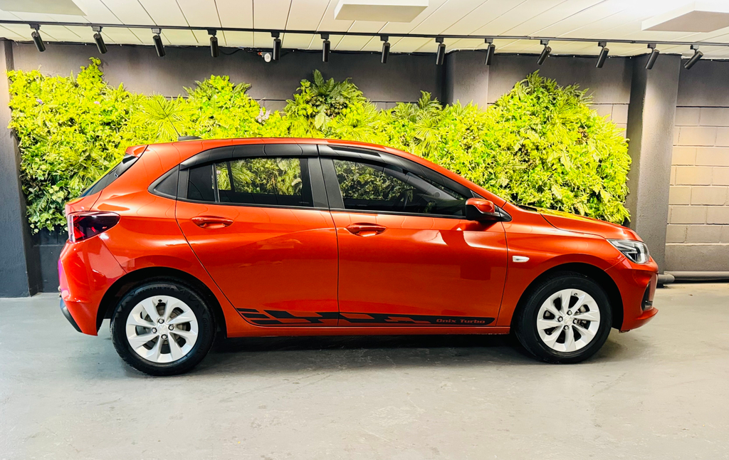 Chevrolet Onix Laranja